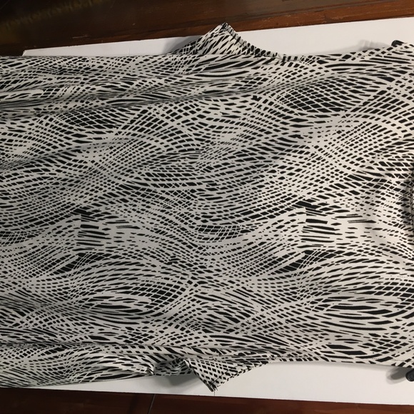 Liz Claiborne Woman Black and White Scalloped Neck Shell size 2X - Picture 3 of 6